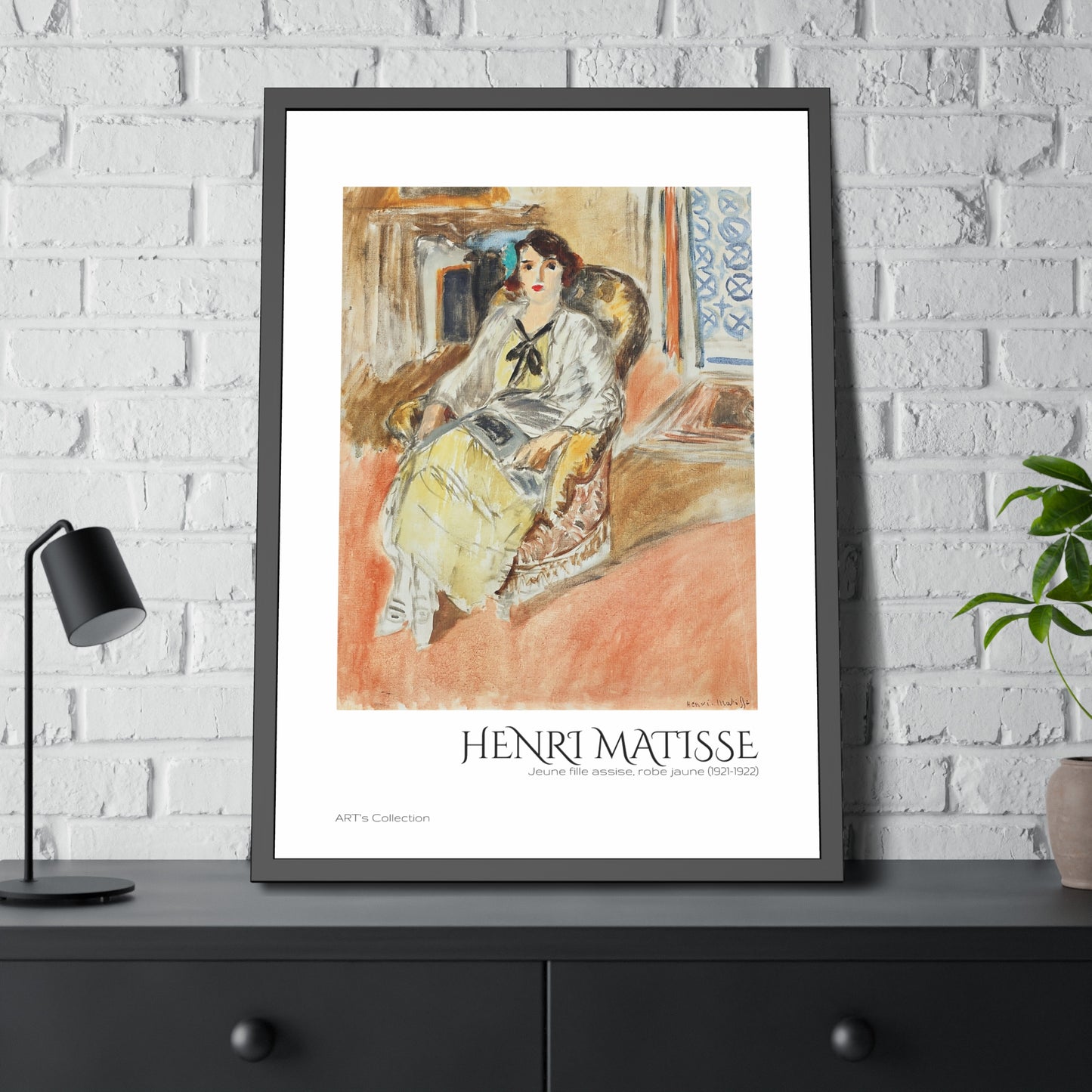 Jeune fille assise, robe jaune (1921-1922) by Henri Matisse / Affiche Encadrée série ART's Collection